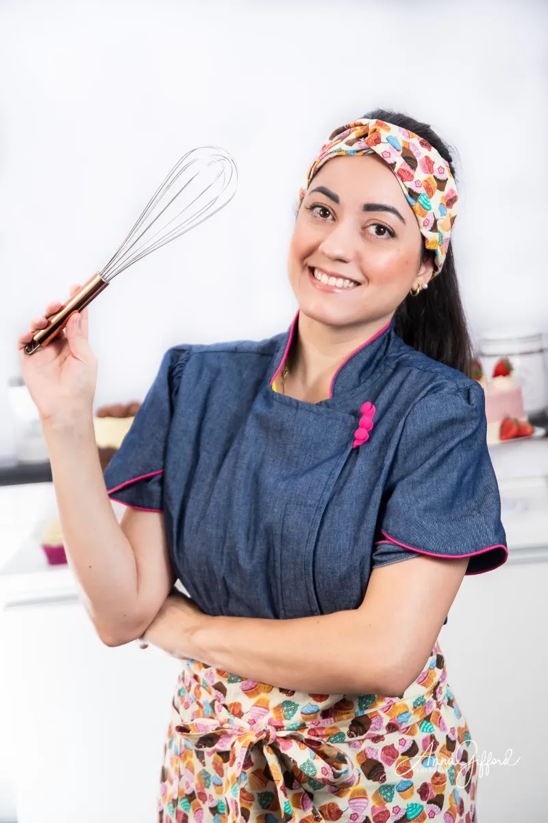 Geórgia preparando doces artesanais na cozinha da DoceGê